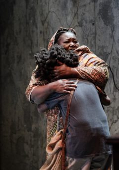 CHOC ! LA FRIANDISE DES DIEUX de Dominique Ziegler. Scènes du Grüli / Photographie © Olivier Pasqual